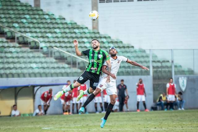 英超最佳阵：萨拉赫领衔，帕尔默&加克波在列